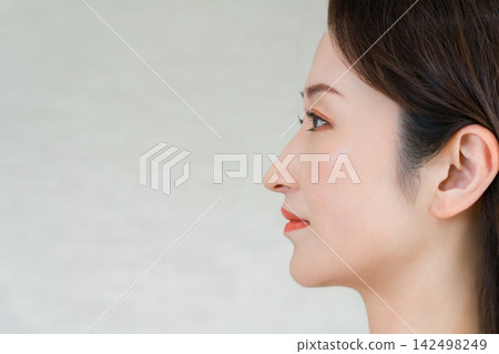 一位成熟女性(40-50歲)的美麗照片,擁有令人印象深刻的下顎線條和側臉輪廓。 一位成熟女性(40-50歲)的美麗照片,擁有令人印象深刻的下顎線條和側臉輪廓。 142498249