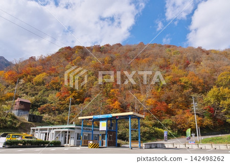 Autumn on the Hakusan-Shirakawa-go White Road - Magari Toll Gate Autumn on the Hakusan-Shirakawa-go White Road - Magari Toll Gate 142498262