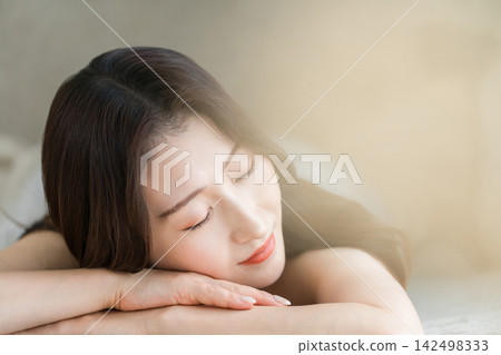 女性透過放鬆來舒緩身心。 女性透過放鬆來舒緩身心。 142498333