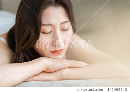 女性透過放鬆來舒緩身心。 女性透過放鬆來舒緩身心。 142498340