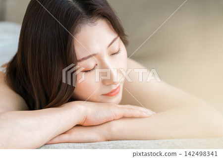 女性透過放鬆來舒緩身心。 女性透過放鬆來舒緩身心。 142498341