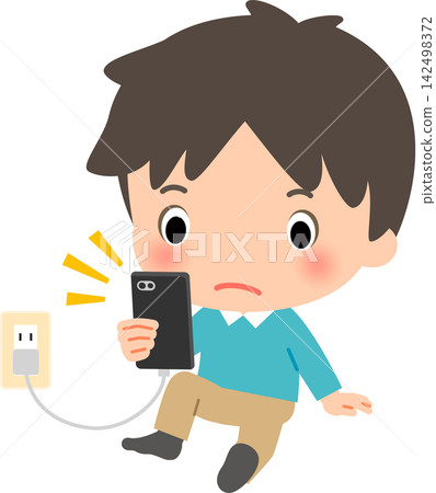 一位年輕男子一邊使用正在充電的智慧型手機。 一位年輕男子一邊使用正在充電的智慧型手機。 142498372