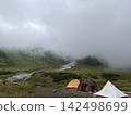 大雪山的山脊線籠罩在霧氣之中。 142498699