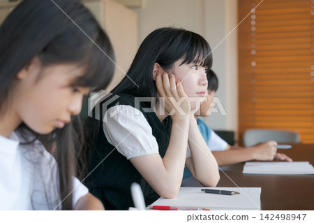 小學和國中學生學習 小學和國中學生學習 142498947