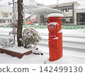 雪天裡的圓形信箱 142499130