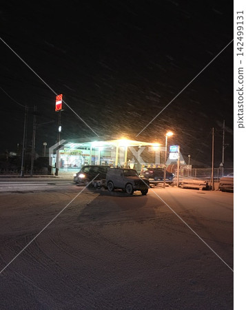下雪天的加油站 下雪天的加油站 142499131