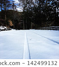 新雪上留下的車轍 142499132