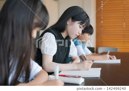 小學和國中學生學習 小學和國中學生學習 142499240