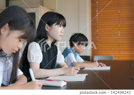 小學和國中學生學習 小學和國中學生學習 142499242