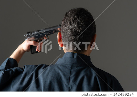一個穿著和服的男人 142499254