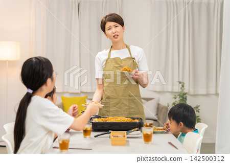 Mothers struggle with what to feed their children during summer vacation. 142500312