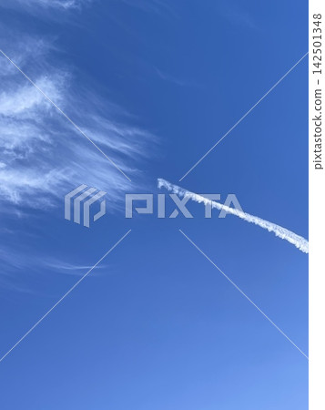 Single White Airplane Contrail Crossing Clear Blue Sky Single White Airplane Contrail Crossing Clear Blue Sky 142501348
