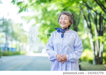 一位老年婦女在公園散步的肖像 一位老年婦女在公園散步的肖像 142501779