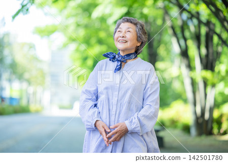 一位老年婦女在公園散步的肖像 一位老年婦女在公園散步的肖像 142501780