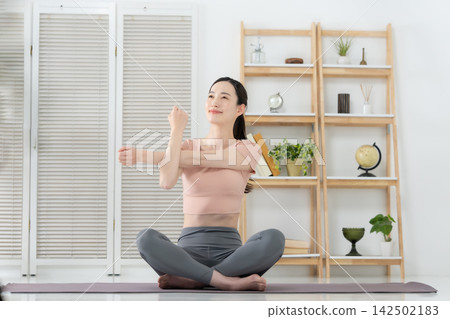 女性伸展 142502183
