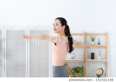 女性伸展 142502189