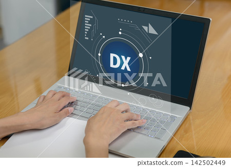 商業中的數位體驗圖片:一位商務人士在辦公室裡操作筆記型電腦鍵盤。 商業中的數位體驗圖片:一位商務人士在辦公室裡操作筆記型電腦鍵盤。 142502449