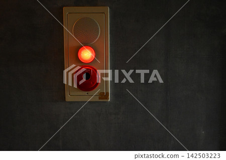Red indicator light of the automatic fire alarm system Red indicator light of the automatic fire alarm system 142503223