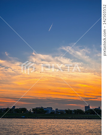 漂浮在夕陽天空中的軌跡 漂浮在夕陽天空中的軌跡 142503552
