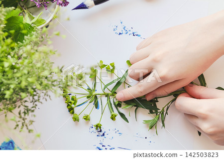 Hands makes an impression of plant using ink Hands makes an impression of plant using ink 142503823