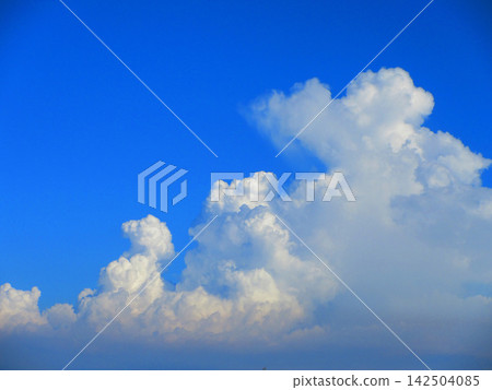 令人嘆為觀止的湛藍夏日天空和白色雲朵的景色(拍攝於2026年7月至8月) 令人嘆為觀止的湛藍夏日天空和白色雲朵的景色(拍攝於2026年7月至8月) 142504085