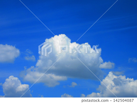 令人嘆為觀止的湛藍夏日天空和白色雲朵的景色(拍攝於2026年7月至8月) 令人嘆為觀止的湛藍夏日天空和白色雲朵的景色(拍攝於2026年7月至8月) 142504087