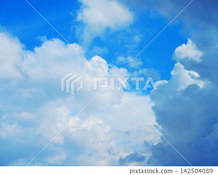 A breathtaking scene of a bright blue summer sky and white clouds (photographed July-August 2026) A breathtaking scene of a bright blue summer sky and white clouds (photographed July-August 2026) 142504089