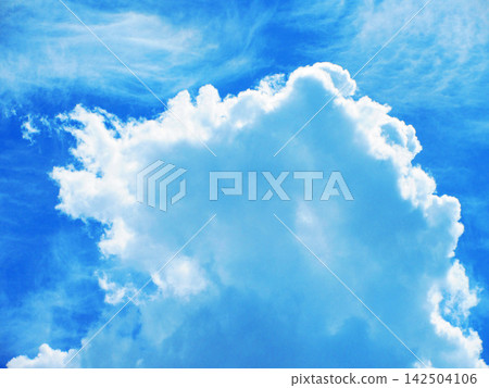 令人嘆為觀止的湛藍夏日天空和白色雲朵的景色(拍攝於2026年7月至8月) 令人嘆為觀止的湛藍夏日天空和白色雲朵的景色(拍攝於2026年7月至8月) 142504106