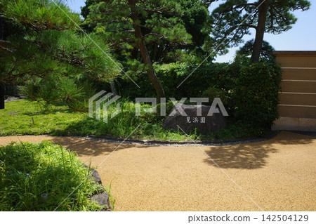 A view of the area near the entrance to Mihamaen Garden in Makuhari Seaside Park. A view of the area near the entrance to Mihamaen Garden in Makuhari Seaside Park. 142504129
