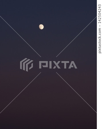 十三夜的月亮漂浮在暮色中 十三夜的月亮漂浮在暮色中 142504243