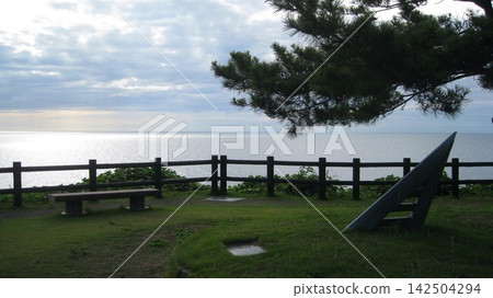 位於海岬上,俯瞰大海的公園 位於海岬上,俯瞰大海的公園 142504294