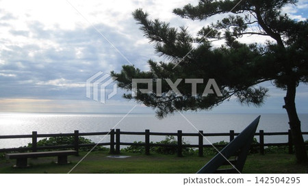 位於海岬上,俯瞰大海的公園 位於海岬上,俯瞰大海的公園 142504295