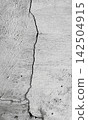 Vertical crack in a concrete wall 142504915
