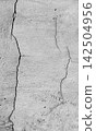 Vertical crack in gray concrete texture 142504956