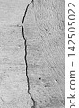 Cracks and fissures on the concrete wall surface. 142505022
