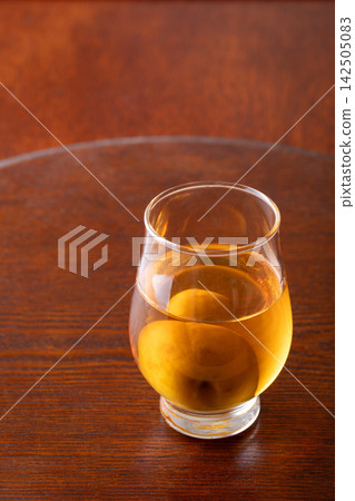 用玻璃杯喝梅子酒。 用玻璃杯喝梅子酒。 142505083