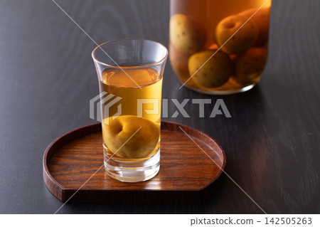 用玻璃杯喝梅子酒。 用玻璃杯喝梅子酒。 142505263