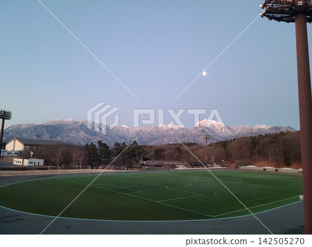 清晨,從長坂町的運動公園可以看到白雪皚皚的甲斐駒岳和月亮。 清晨,從長坂町的運動公園可以看到白雪皚皚的甲斐駒岳和月亮。 142505270