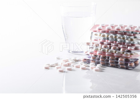 一杯水、一些營養補充品和各種藥物 142505356