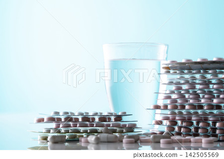 一杯水、一些營養補充品和各種藥物 142505569
