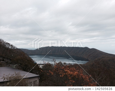 從長野縣羊蹄山的觀景台上可以欣賞到深秋的全景。 從長野縣羊蹄山的觀景台上可以欣賞到深秋的全景。 142505616