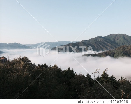 漂浮在雲彩海的山 漂浮在雲彩海的山 142505618