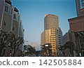 俯瞰神戶市和大海的摩天輪。 142505884