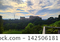 城市日落美景在鬱鬱蔥蔥的自然環境中徐徐展開。 142506181