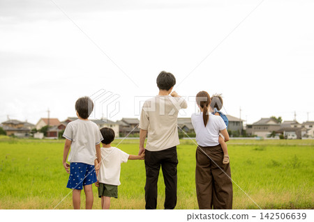 Family, back view, Japanese family, countryside Family, back view, Japanese family, countryside 142506639