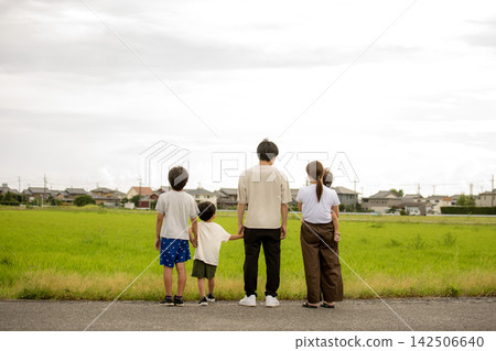 Family, back view, Japanese family, countryside 142506640