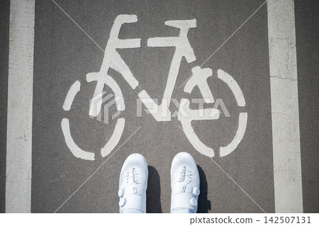 Cycling shoes standing on bicycle lane symbol Cycling shoes standing on bicycle lane symbol 142507131