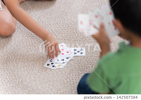 孩子玩紙牌 142507384