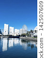 The cityscape and Ferris wheel of Yokohama Minato Mirai, and the waterfront scenery. 142507609