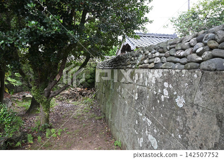 五島列島的福江島:“武士宅邸街”,保留著城下町的氛圍。 五島列島的福江島:“武士宅邸街”,保留著城下町的氛圍。 142507752